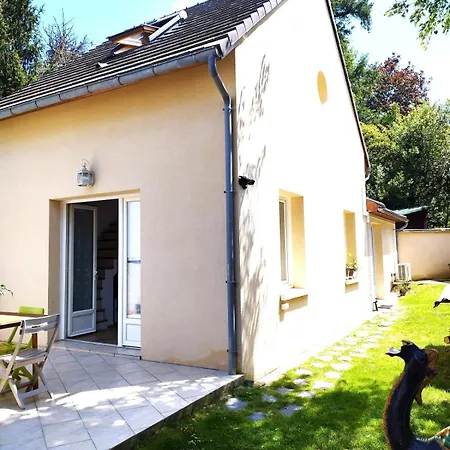 펜션 Charming House Located In La Foret Coye-la-Forêt